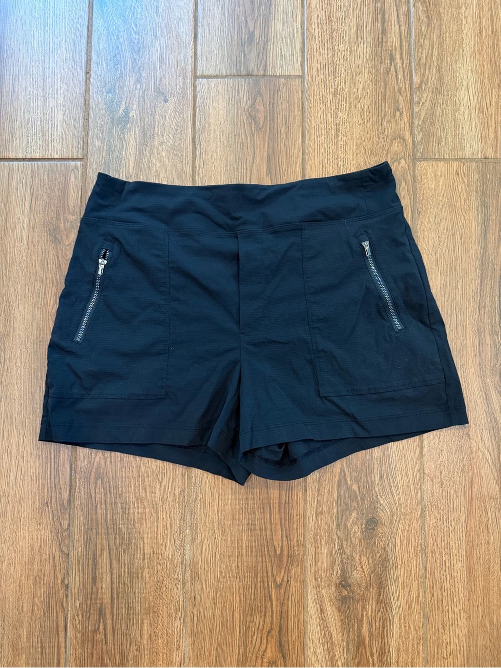 Athleta Women’s Black Shorts Zipper Pockets Size 12